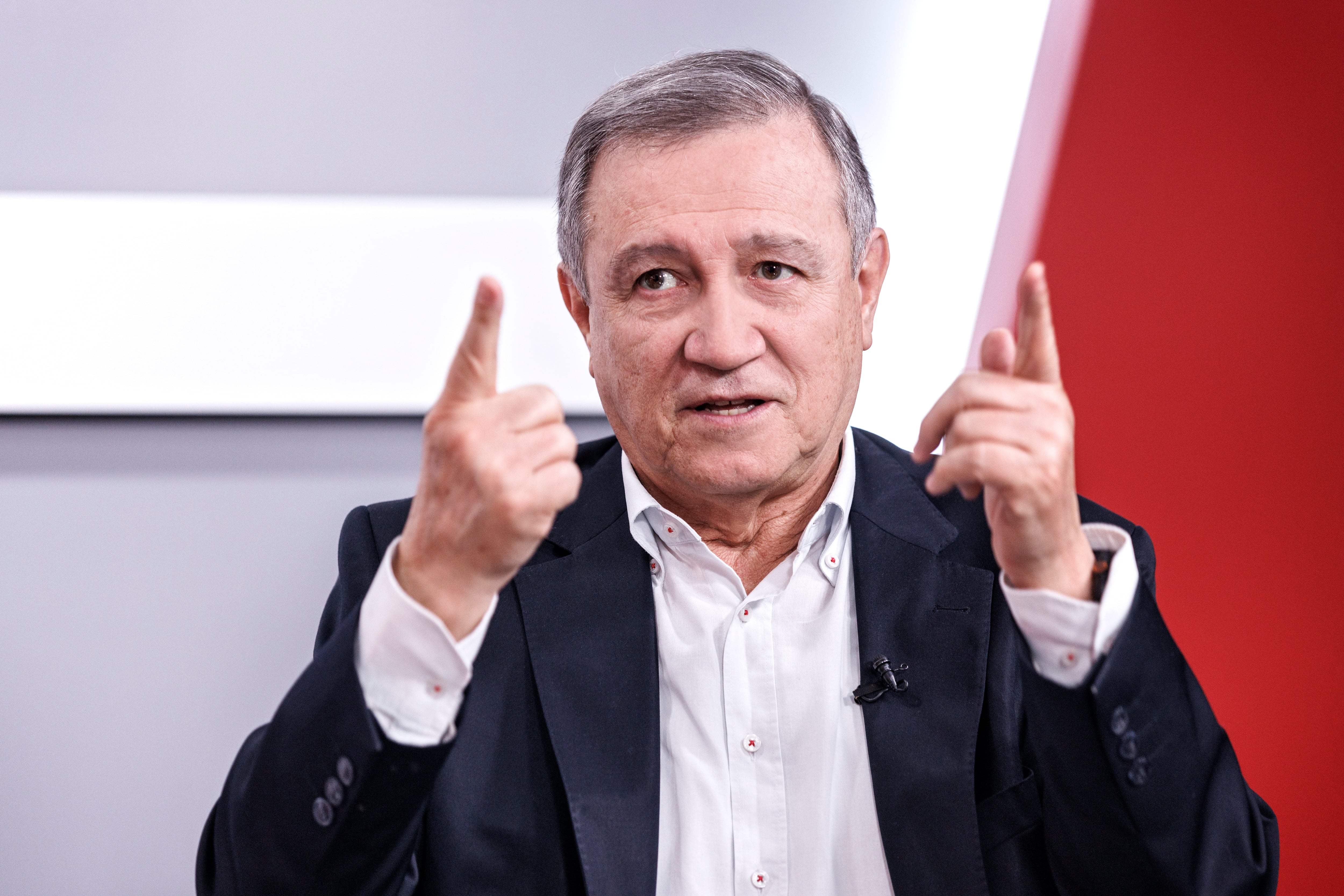 Ernesto Macías.