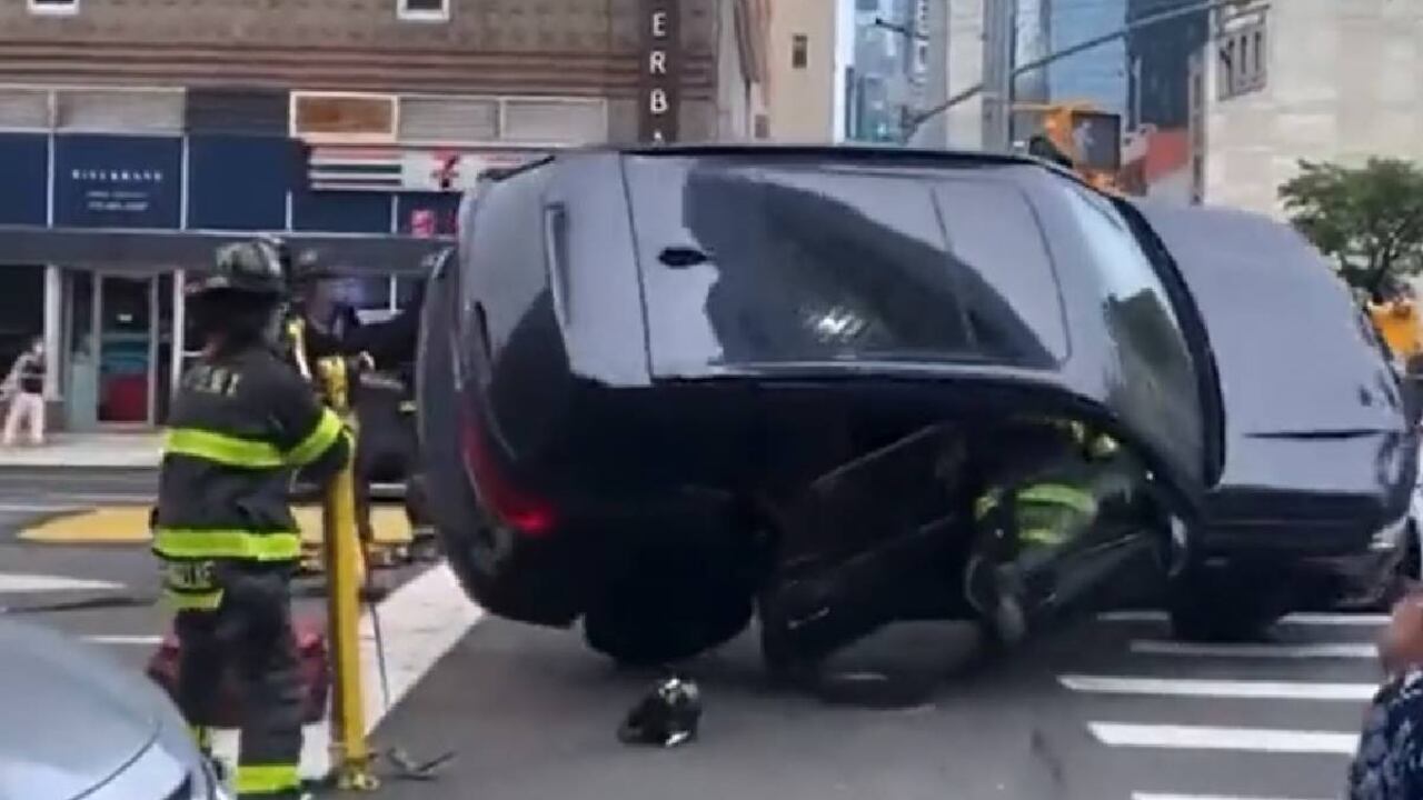 Esta es la forma en la que un bombero se salvó de morir aplastado por camioneta durante operativo de rescate.