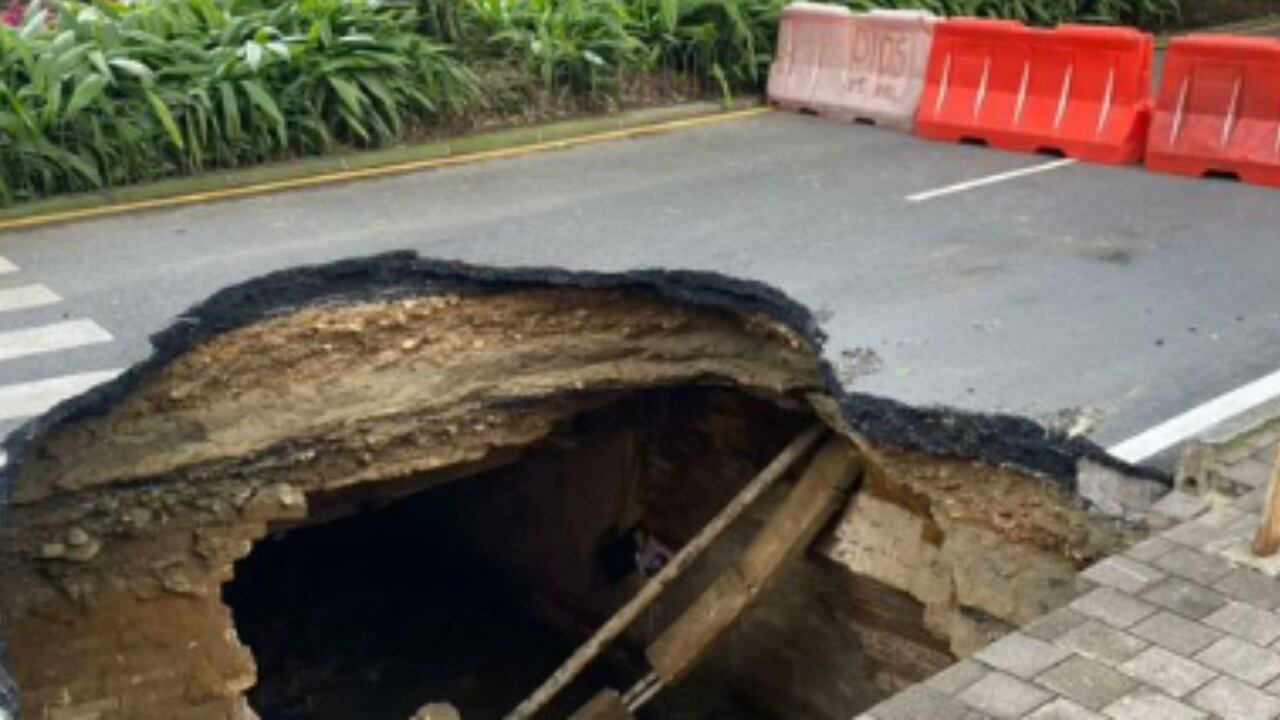 Socavón provocado en El Poblado por las fuertes lluvias que azotaron a Medellín. Investigación busca dar soluciones definitivas.