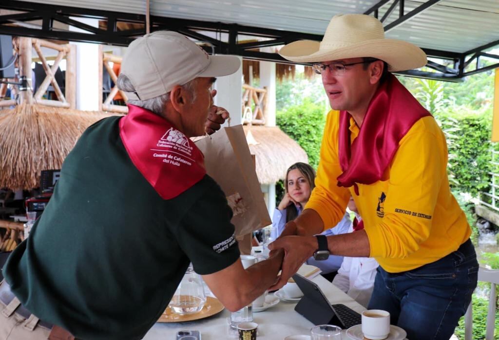 El Gerente General de la Federación Nacional de Cafeteros,  Germán Alberto Bahamon Jaramillo viajó a la regiones para reunirse con los cafeteros.