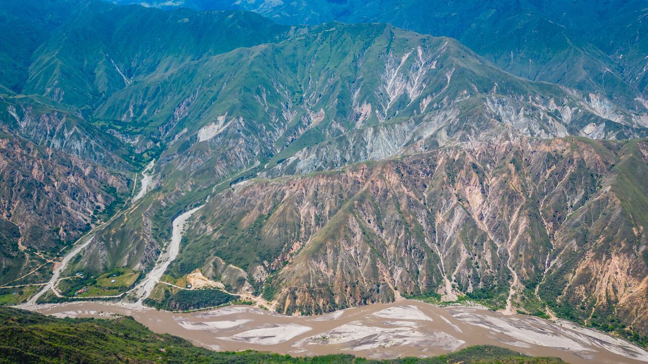 Sobrevolar en parapente sobre el cañón del Chicamocha es considerado el segundo mejor vuelo del mundo.