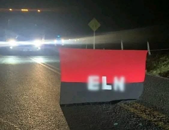 Los habitantes de Miranda reportaron la instalación de esta bandera del ELN en la vía que comunica este municipio con el Valle del Cauca.