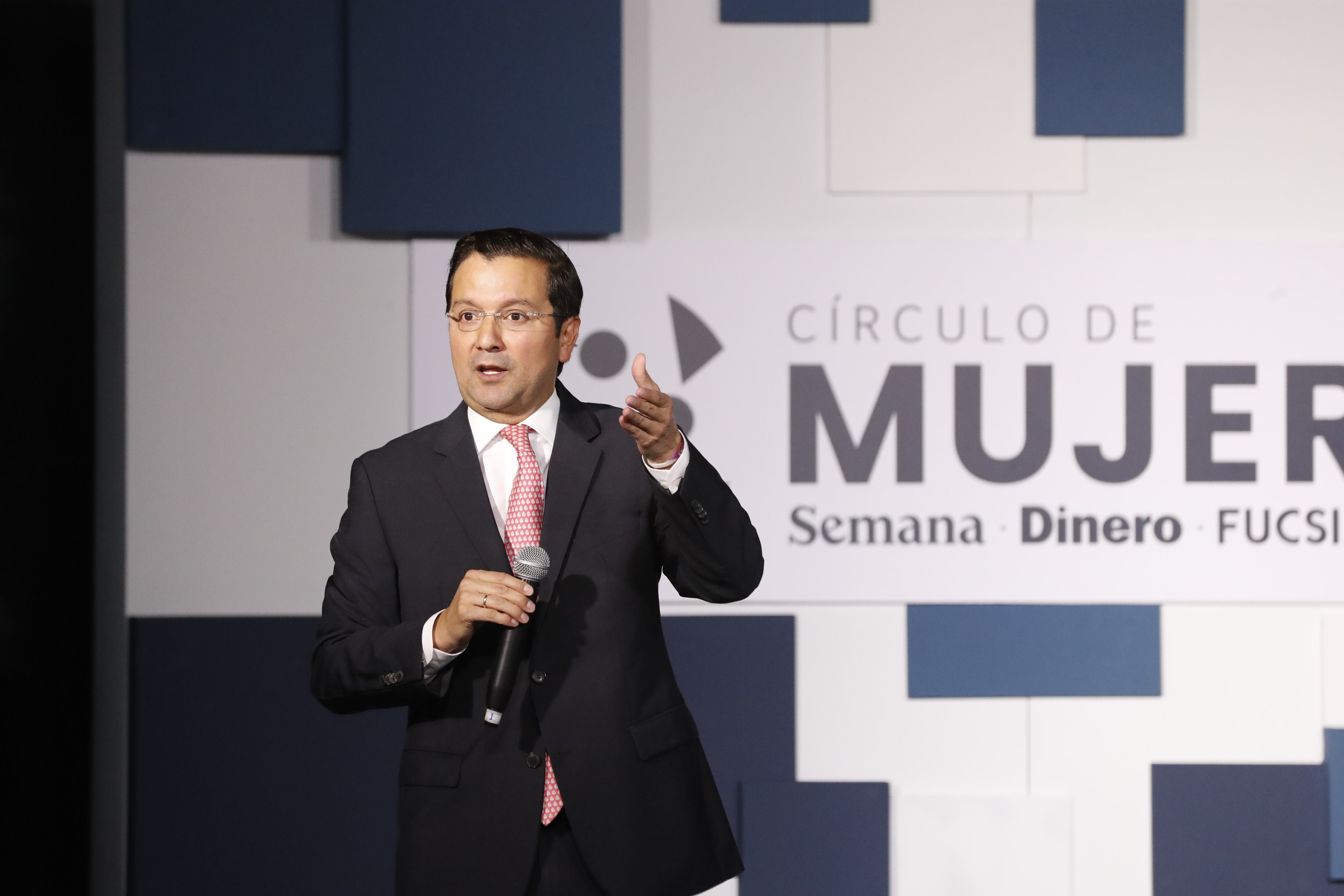 David Luna en el evento de Circulo de Mujeres de Semana