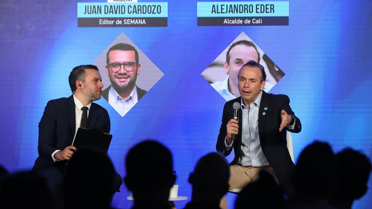 Juan David Cardozo, editor de SEMANA, y Alejandro Eder, alcalde de Cali.