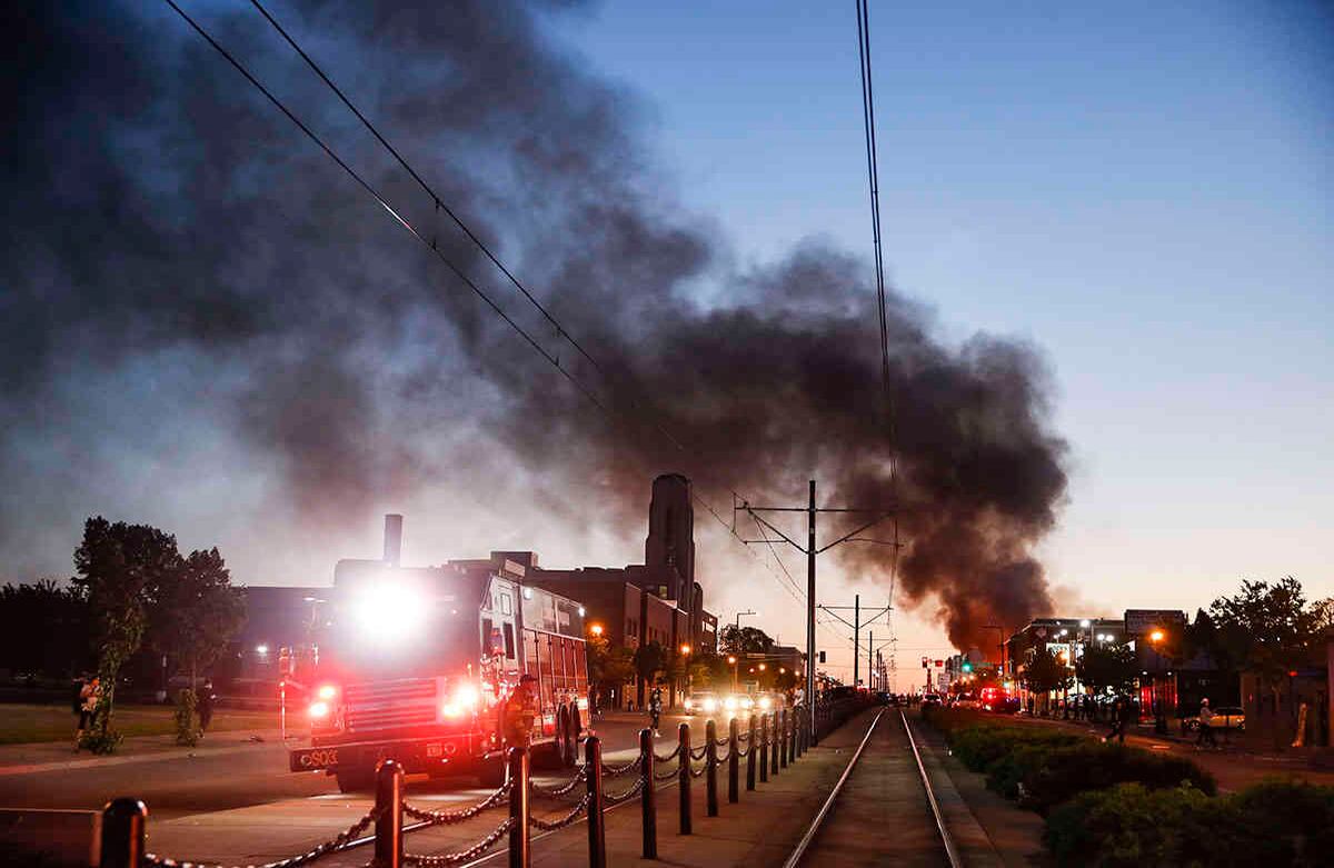Un edificio se incendió a lo largo de University Avenue durante la protesta del jueves 28 de mayo de 2020, en St. Paul, Minnesota (Foto AP / John Minchillo)
