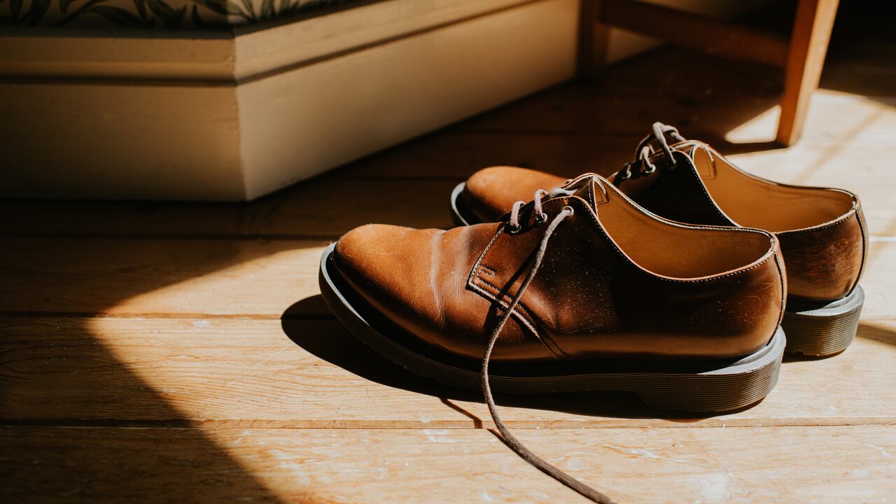 Hay varios trucos que pueden usarse en los zapatos con el gin de atraer dinero y abundancia.