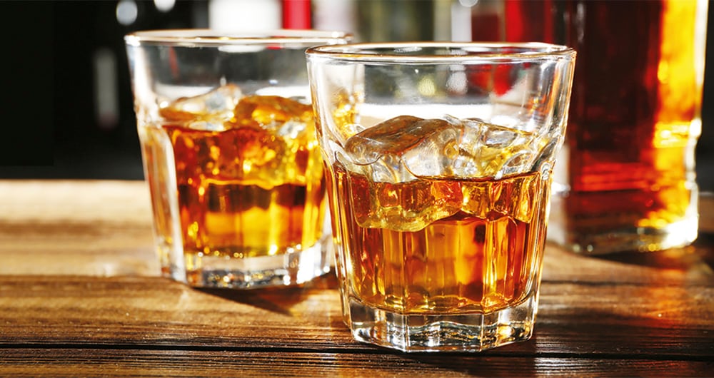 Consumir alcohol en exceso puede aumentar la hipertensión