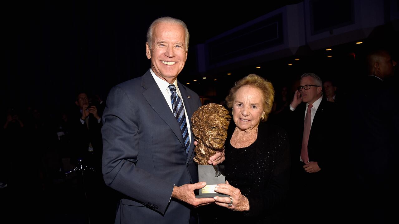 El entonces vicepresidente Joe Biden acepta un premio de Ethel Kennedy en los premios RFK Human Rights Ripple of Hope en honor al vicepresidente Joe Biden, Howard Schultz y Scott Minerd en la ciudad de Nueva York.