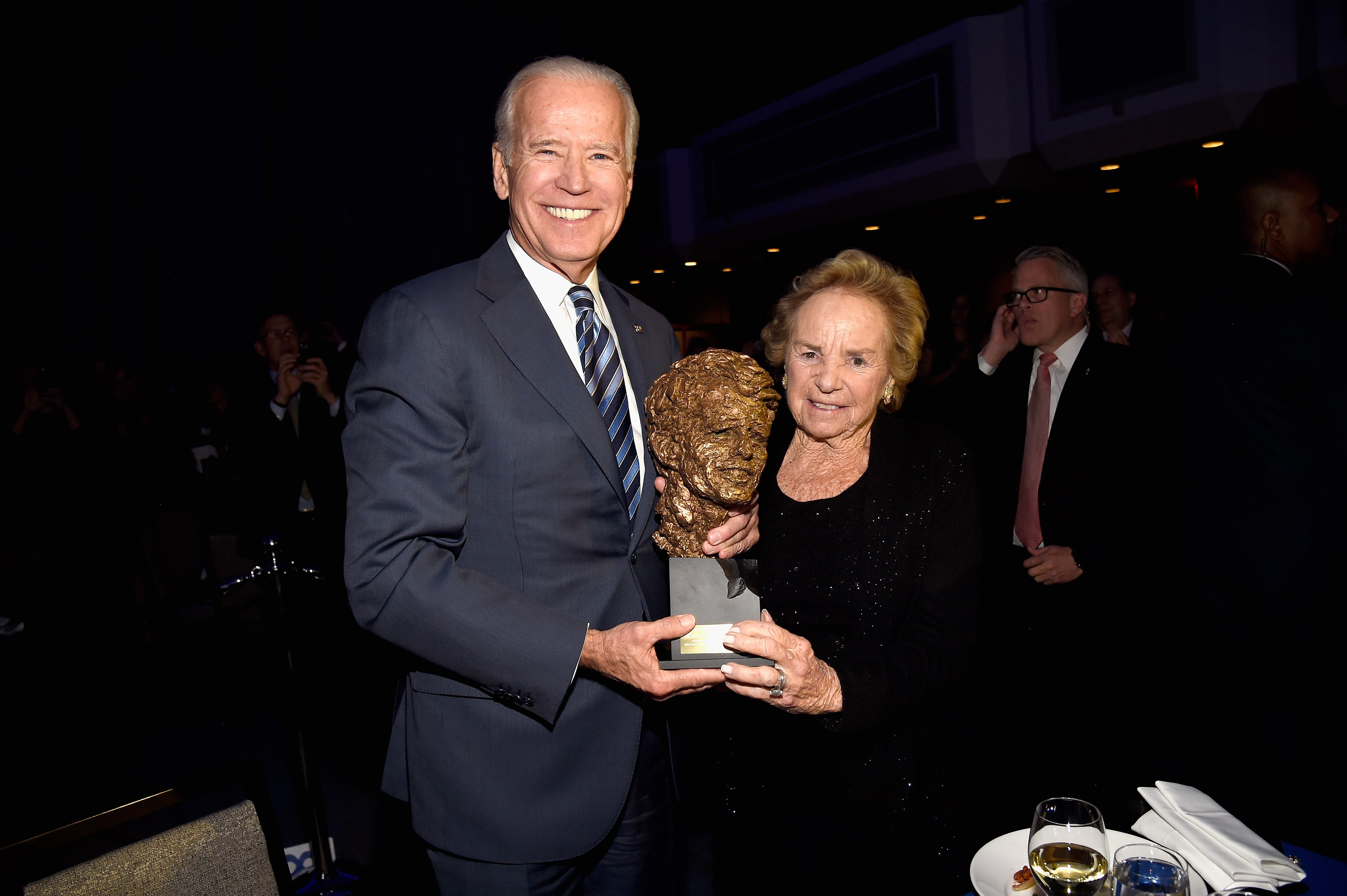 El entonces vicepresidente Joe Biden acepta un premio de Ethel Kennedy en los premios RFK Human Rights Ripple of Hope en honor al vicepresidente Joe Biden, Howard Schultz y Scott Minerd en la ciudad de Nueva York.