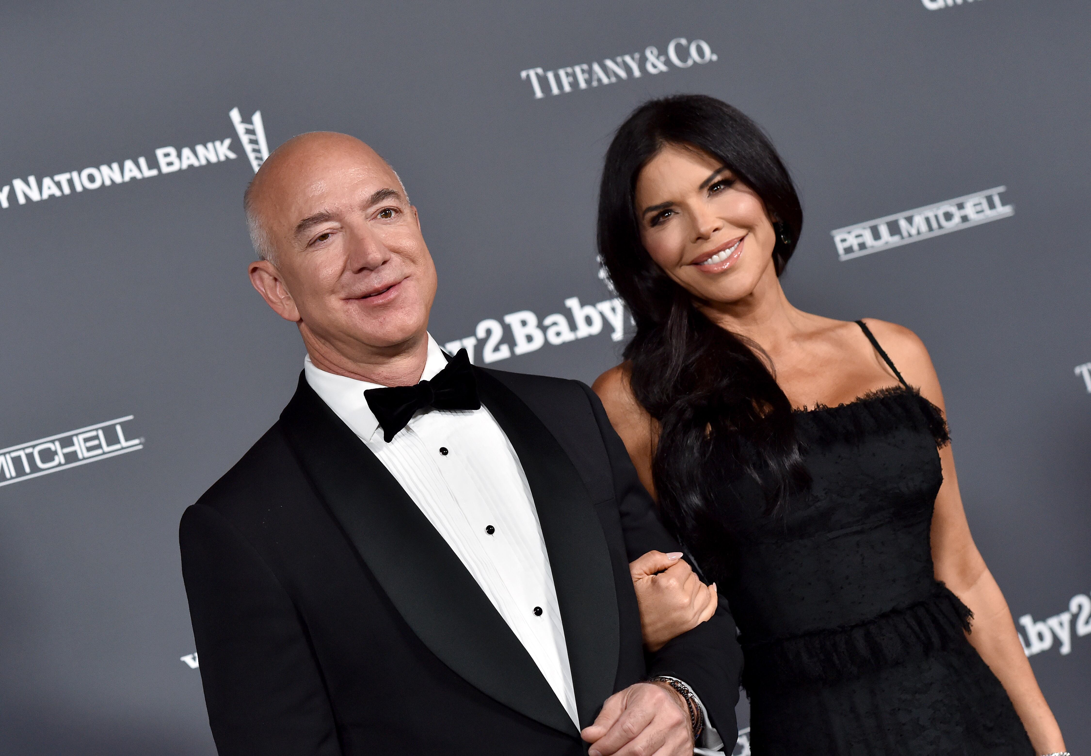 WEST HOLLYWOOD, CALIFORNIA - 13 DE NOVIEMBRE: Jeff Bezos y Lauren Sanchez asisten a la gala de 10 años de Baby2Baby presentada por Paul Mitchell en Pacific Design Center el 13 de noviembre de 2021 en West Hollywood, California. (Foto de Axelle/Bauer-Griffin/FilmMagic)