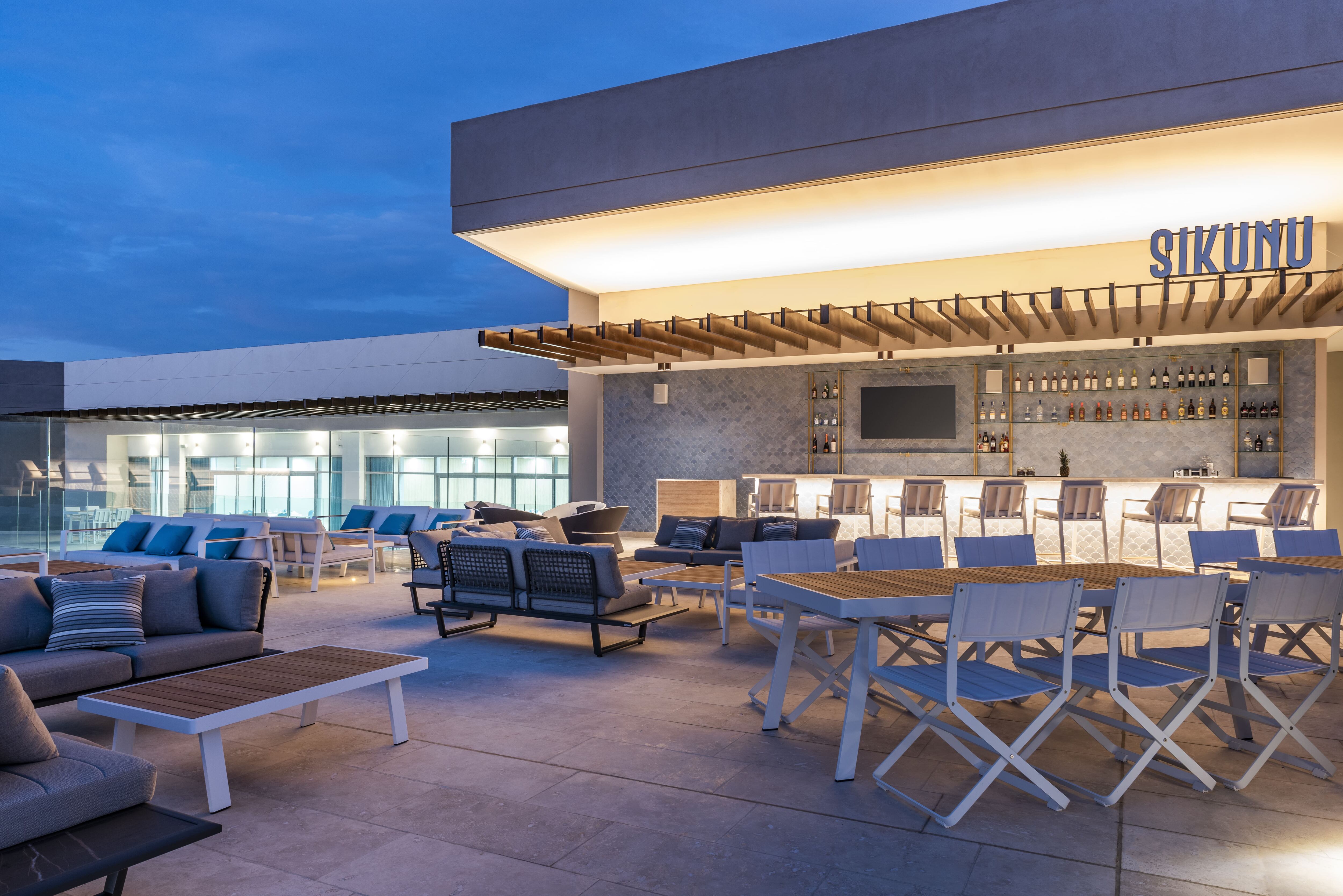 Sikunu es el rooftop más alto de Santa Marta, está ubicado en el piso 16 del hotel Hilton Santa Marta.