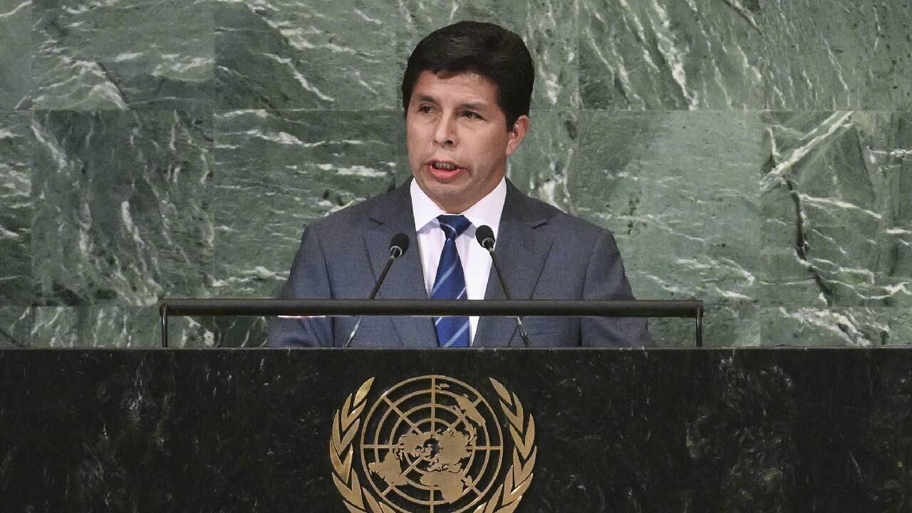 Pedro Castillo permanece detenido.