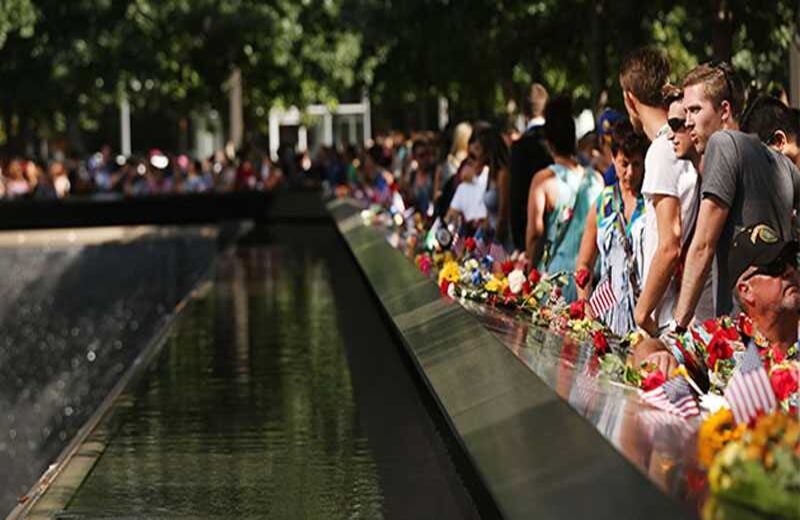 Los familiares y allegados de las víctimas del atentado terrorista en manos de Al Qaeda celebraron una ceremonia en memoria de las personas que murieron por el desplome de las Torres Gemelas en Nueva York el 11 de Septiembre de 2001. El evento también fue protagonizado por el desmayo de la candidata para las elecciones presidenciales de Estados Unidos en 2016, Hillary Clinton.