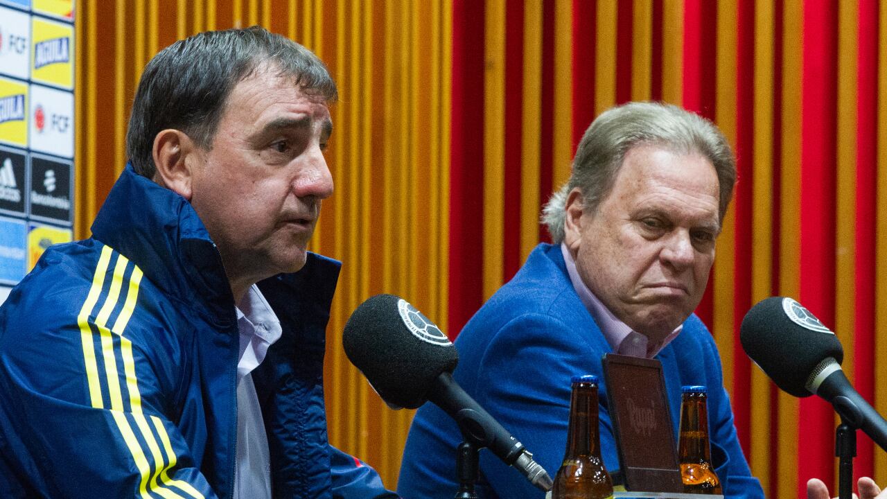 Néstor Lorenzo en rueda de prensa atendiendo a los medios de comunicación