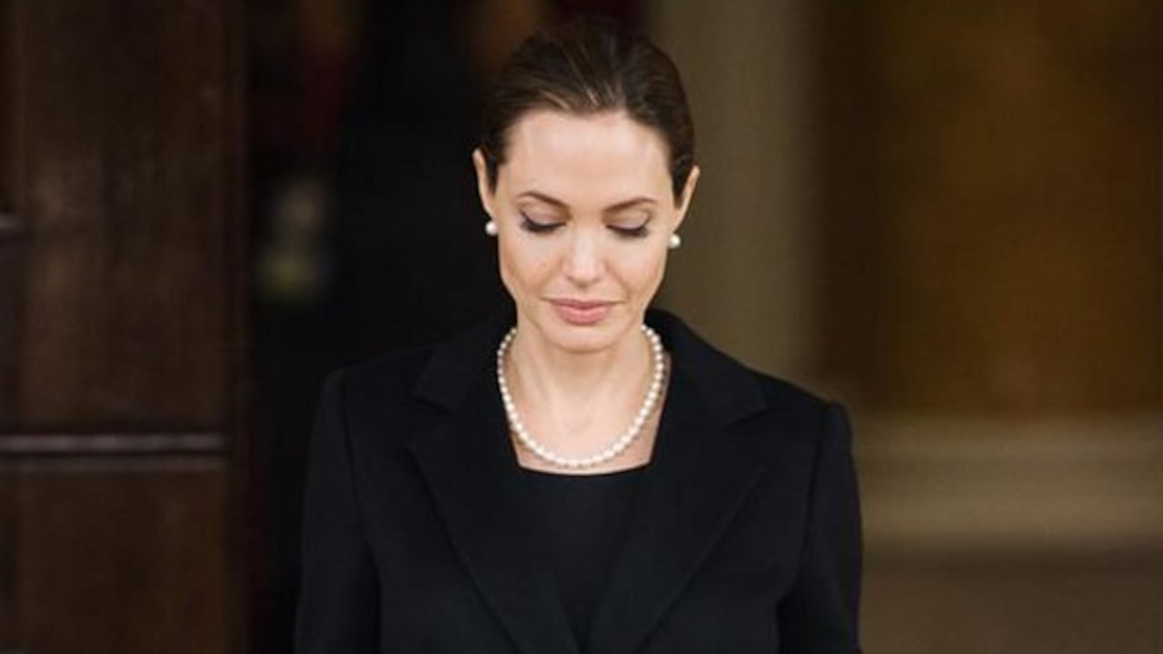 Para Angelina Jolie, el cáncer sigue provocando "un profundo sentimiento de indefensión". Por eso, aboga por priorizar el acceso de más mujeres a los test genéticos y tratamientos preventivos, "sea cual sea su situación financiera y el lugar donde vivan".