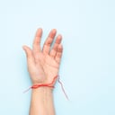 La pulsera roja debe ponerse en la mano izquierda porque sedice que está cerca del corazón y protege frente a malas vibras.
