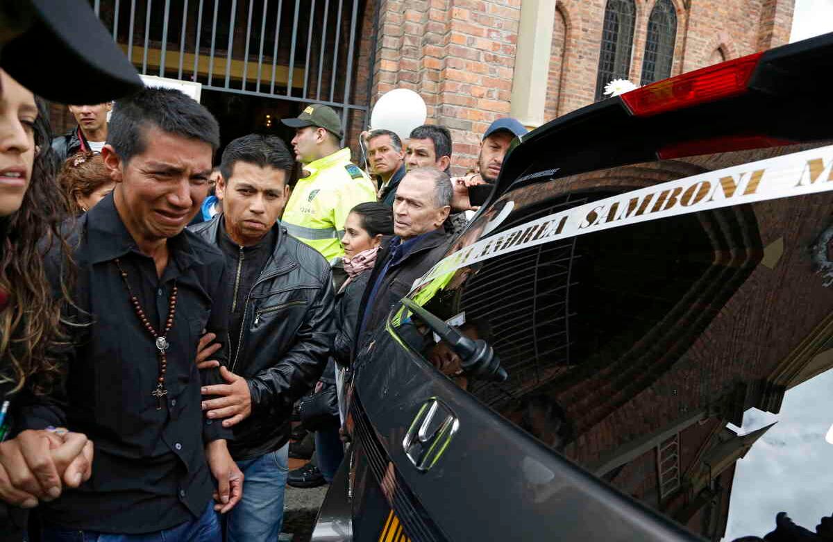 Fuera de la iglesia, dos personas cercanas tuvieron que acompañar a Juvencio y sostenerlo. El hombre estaba desconsolado.  Foto:  Guillermo Torres Reina