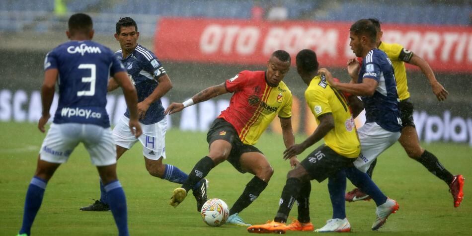 El partido había comenzado, pero fue suspendido luego de un par de jugadas. Foto: Juan Pablo Rueda.