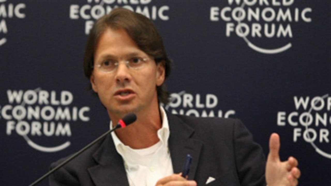 Lorenzo Mendoza es un discreto millonario que reside con su familia en un apartamento del tradicional barrio de Altamira, en Caracas. Fue distinguido por el Foro Económico Mundial como ‘Joven líder mundial’.