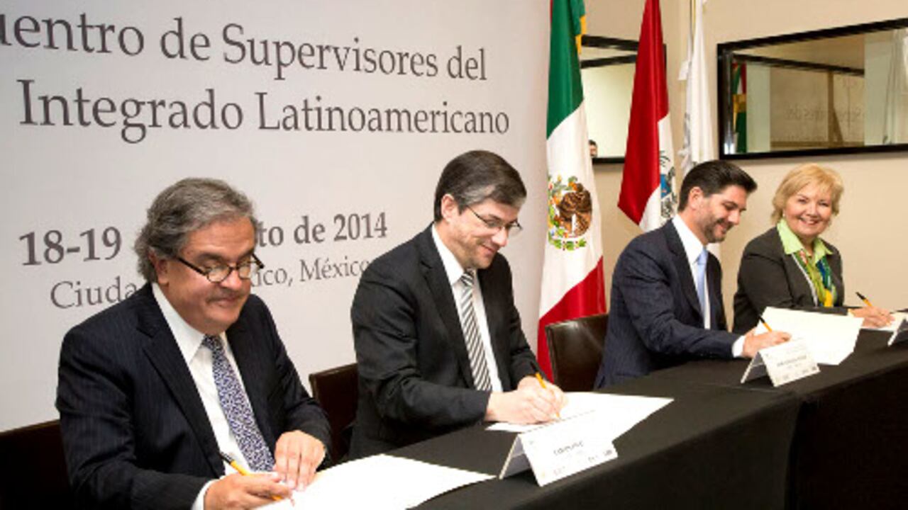 Superintendente Financiero de Colombia, Gerardo Hernández Correa, Superintendente de Valores y Seguros de Chile, Carlos Pavez Tolosa, Presidente de la Comisión Nacional Bancaria y de Valores de México, Jaime González Aguadé y la Superintendente del Mercado de Valores de Perú, Lilian Rocca Carbajal.