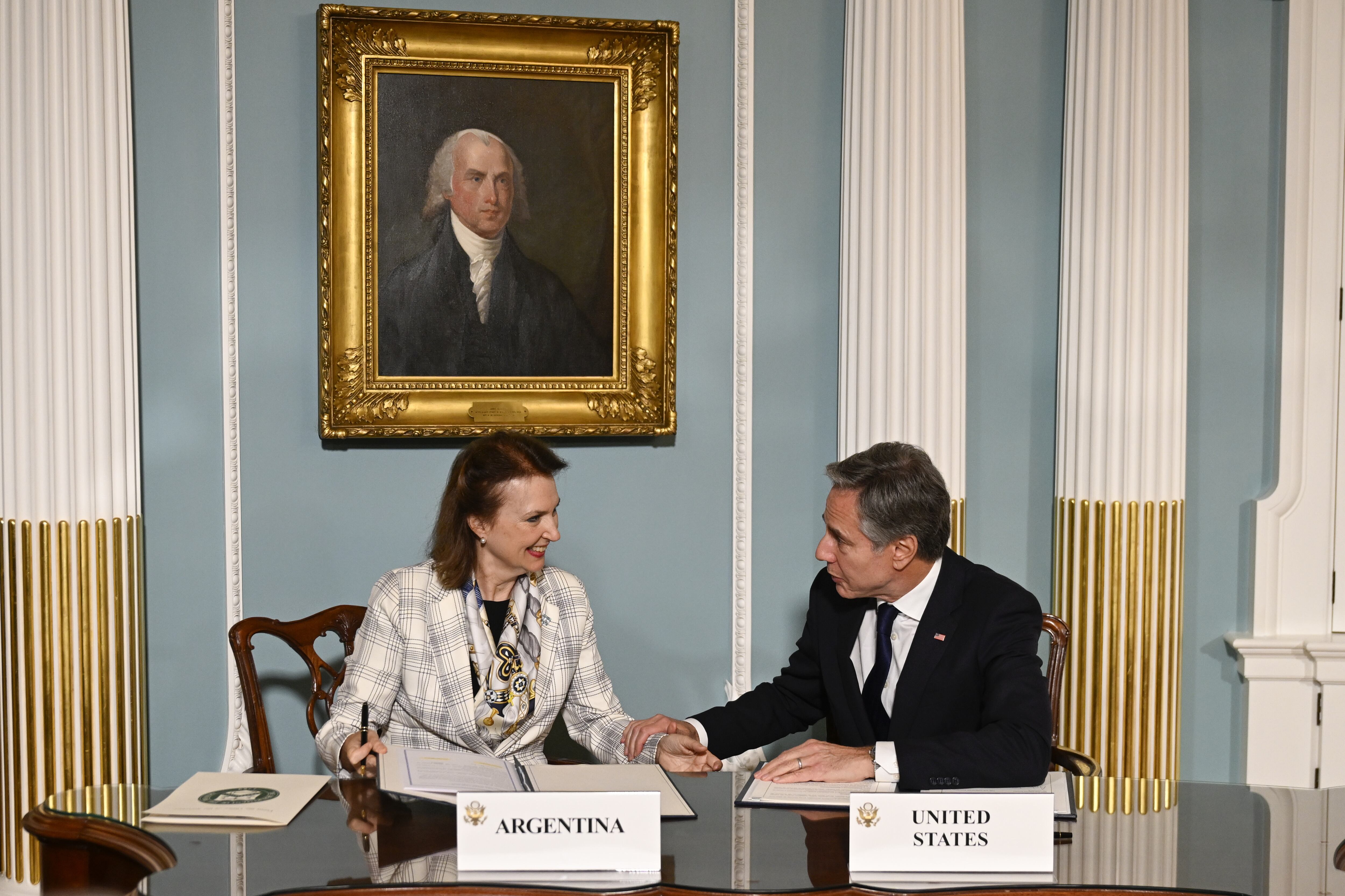 El Secretario de Estado de los Estados Unidos, Antony Blinken (R), participa en una ceremonia de firma de un Memorando de Entendimiento con la Ministra de Relaciones Exteriores de Argentina, Diana Mondino (L), en el Departamento de Estado en Washington DC, Estados Unidos, el 17 de mayo. , 2024 (Foto de Celal Gunes/Anadolu vía Getty Images)