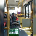 A pesar de incumplir las normas, la mujer subió una silla y se sentó en el pasillo del bus.