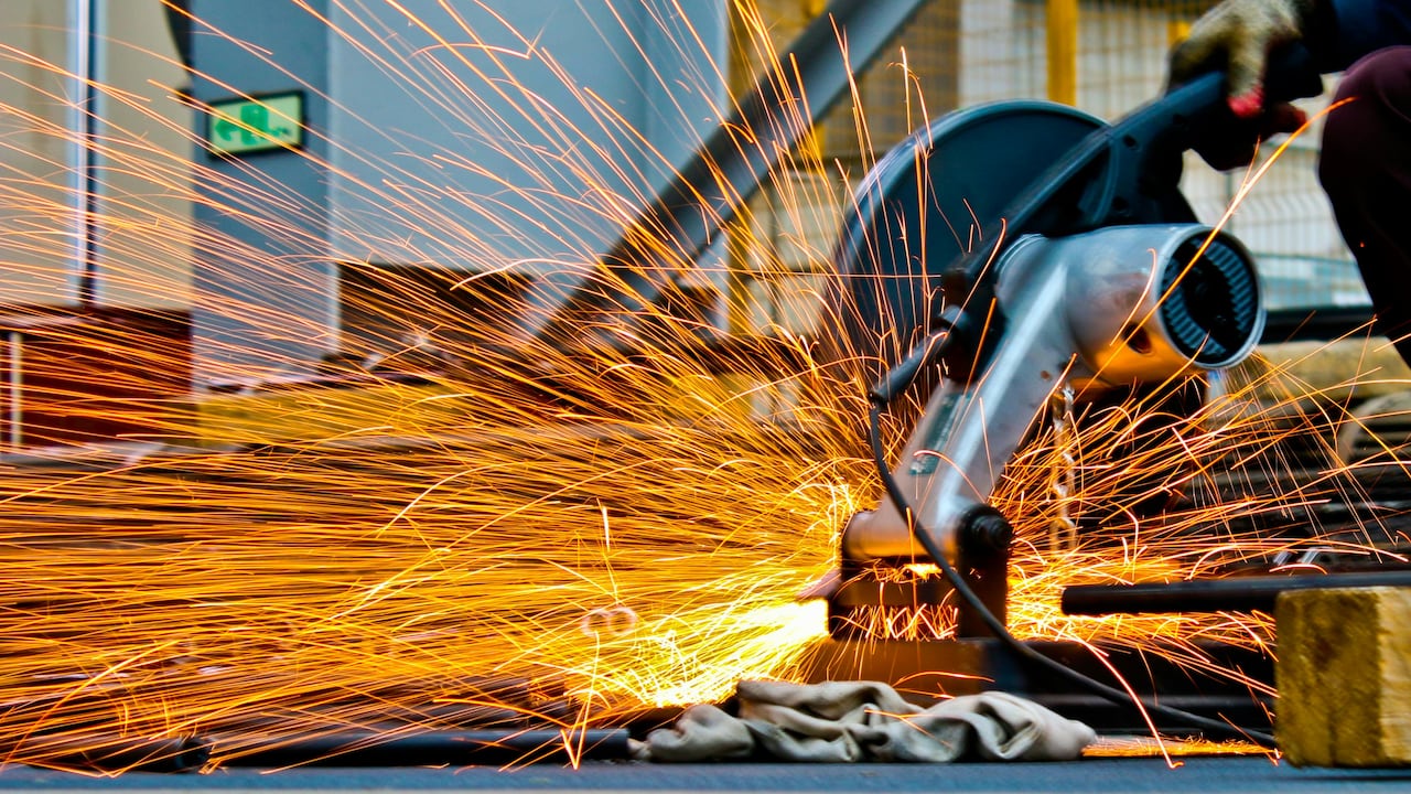 La industria de Medellín está en plena expansión y necesita operarios calificados y expertos en maquinaria.