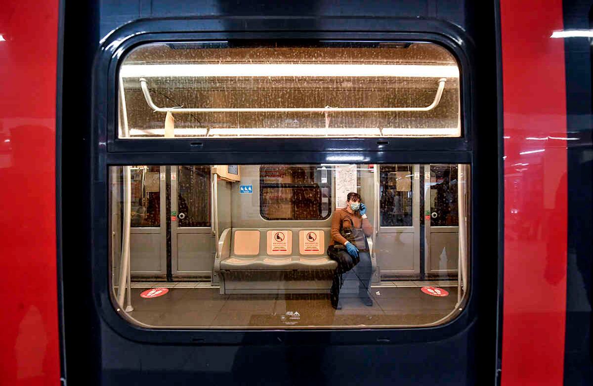 Una mujer es vista a través de la ventana de un tren subterráneo mientras se sienta en un asiento designado, en Milán, Italia. En Europa, el transporte público se perfila como un nuevo enfoque de los Gobiernos que trabajan para volver a encaminar a sus países, mientras responde a la pandemia que ahora tiene un número de muertos de más de 120,000 personas en todo el continente. Claudio Furlan-LaPresse a través de AP