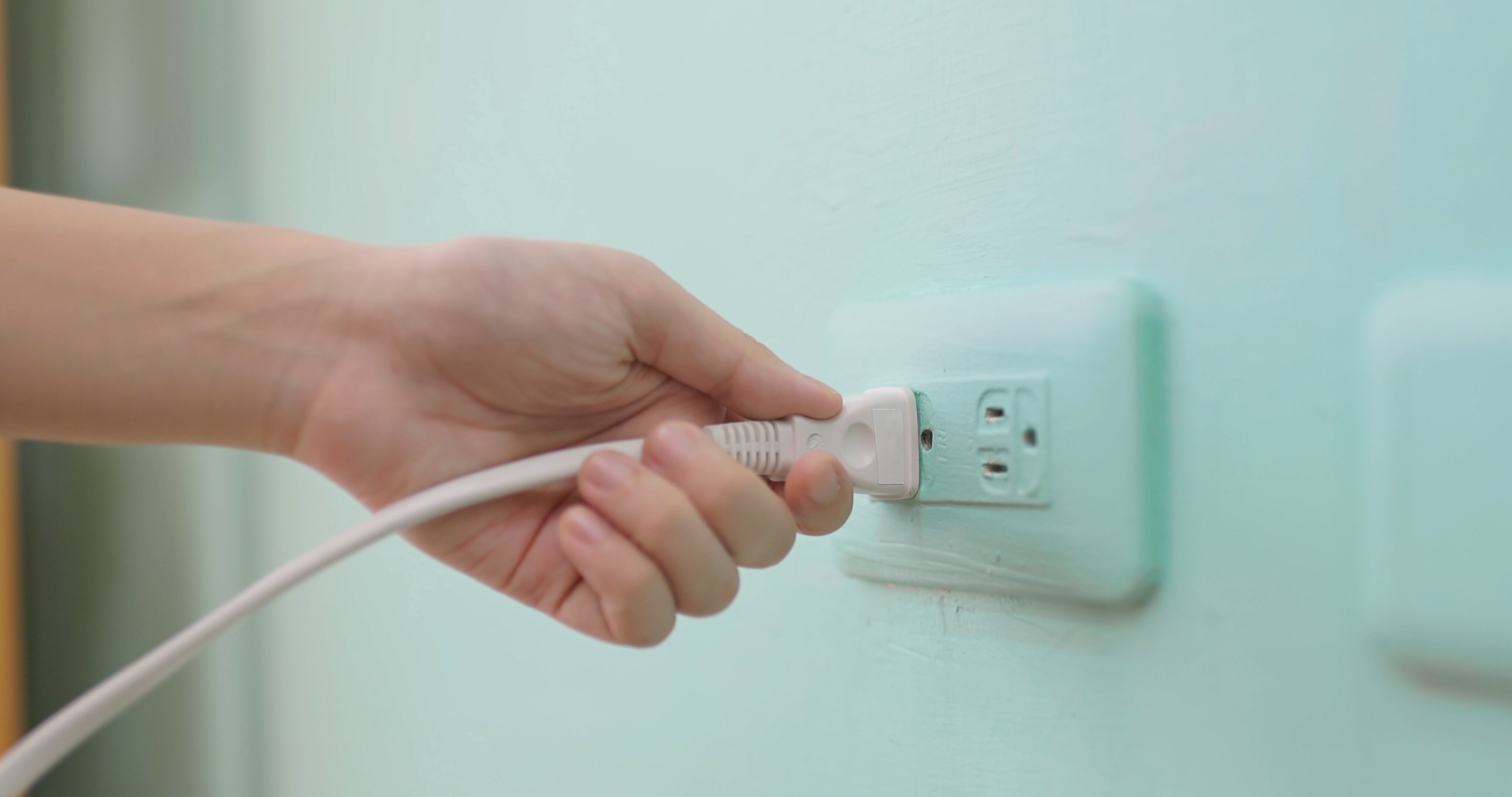 Expertos en eficiencia energética destacan que un cambio en el tipo de enchufe puede representar hasta un 15% de ahorro.