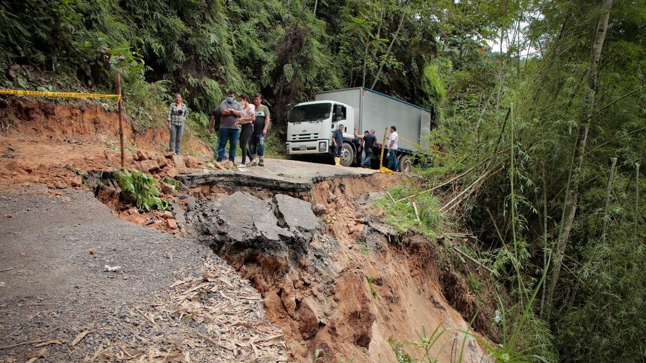 Derrumbes en vía que comunica a los sectores de Brisas y Cuesta Rica