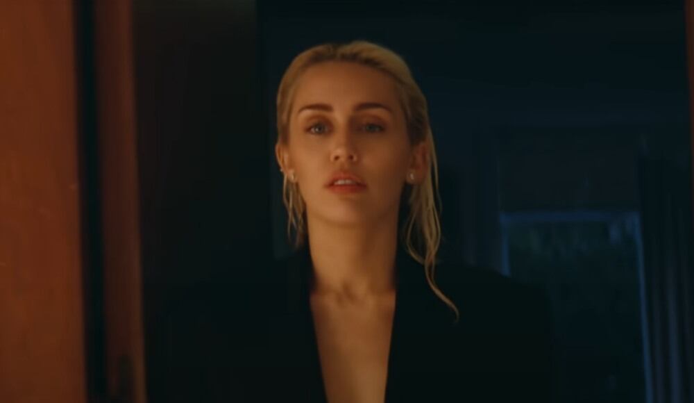 La cantante protagonizó su videoclip de Flowers.