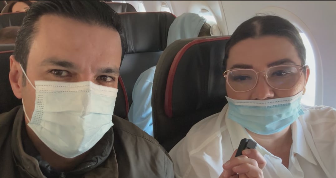 Juan Diego Alvira junto a Iris Camargo la mamá de Paula Durán, rumbo a Estados Unidos para su reencuentro.