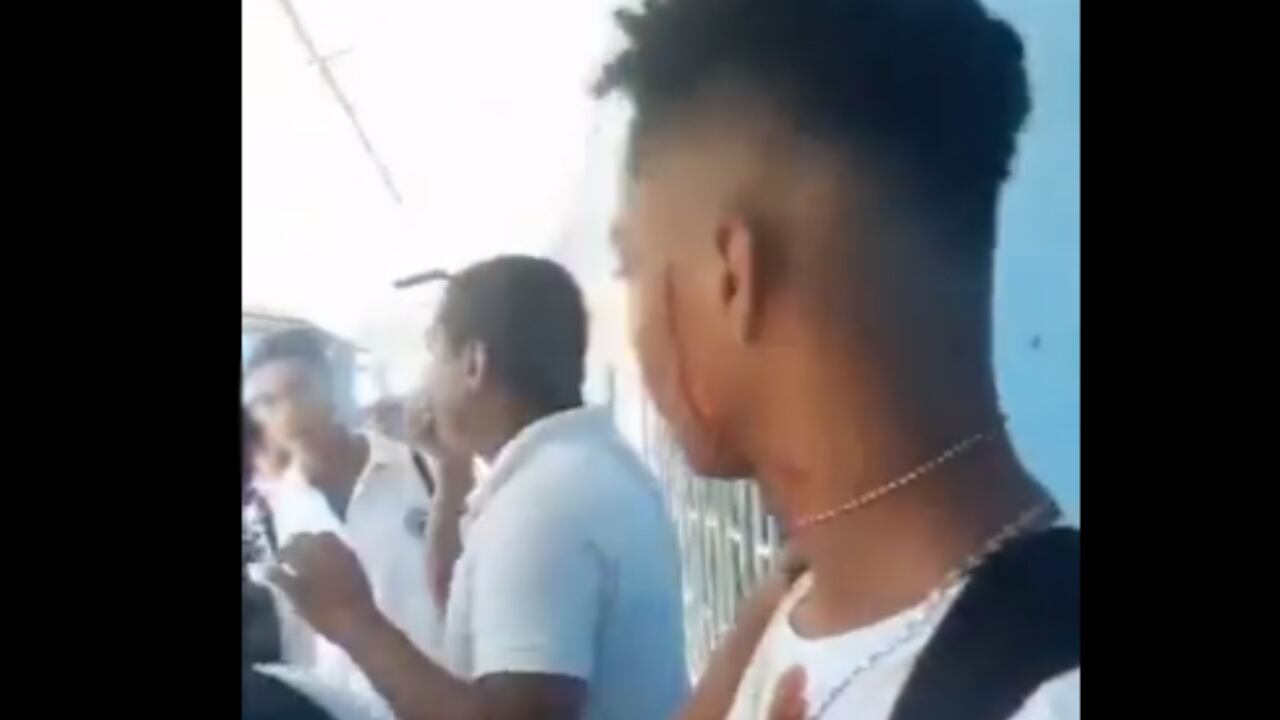 Video | Impactante momento en que estudiante le corta la cara con un bisturí a otro que, al parecer, le hacía ‘bullying’