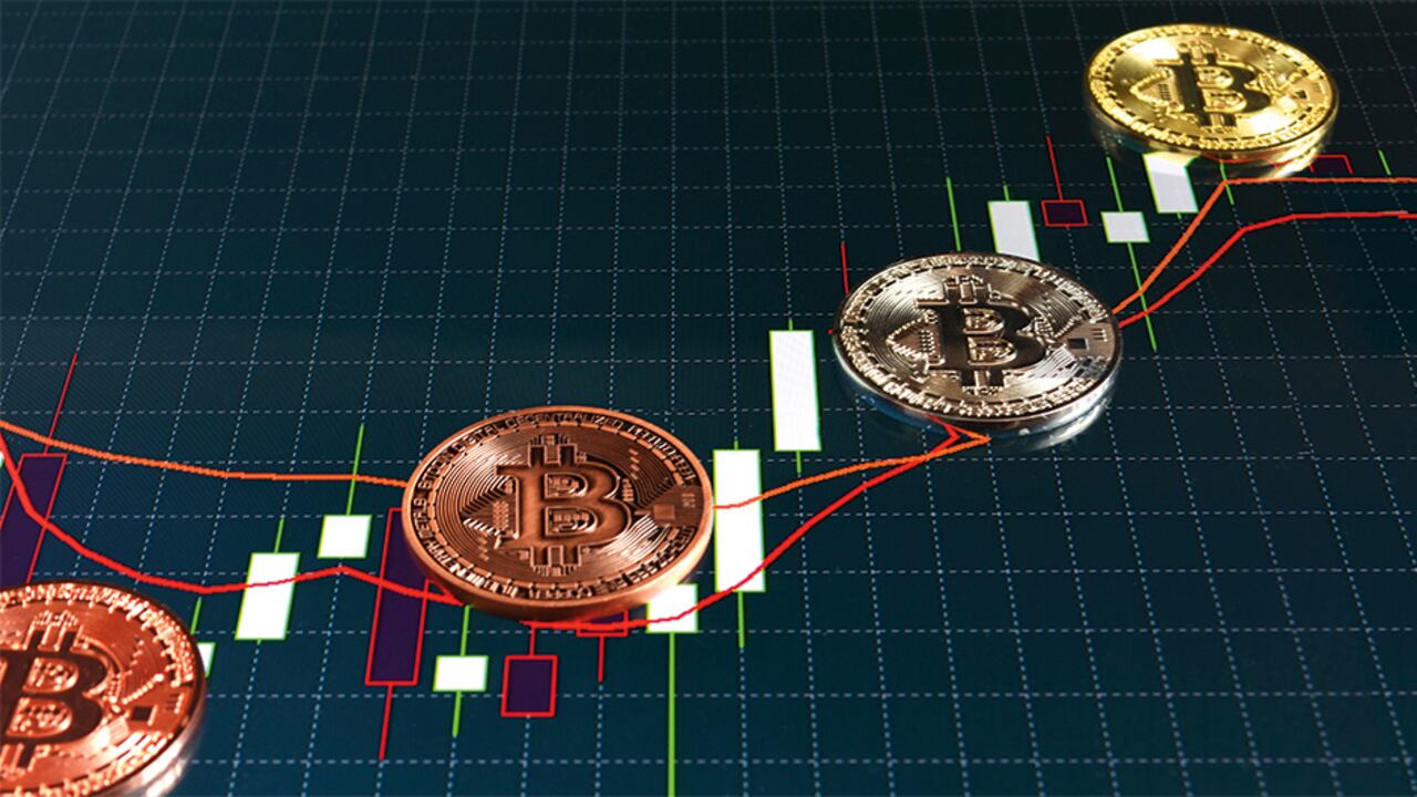 El precio del bitcoin se recuperó el año pasado y alcanzó valoraciones cercanas al 160 por ciento gracias a la expectativa de la decisión que tomó la SEC esta semana.