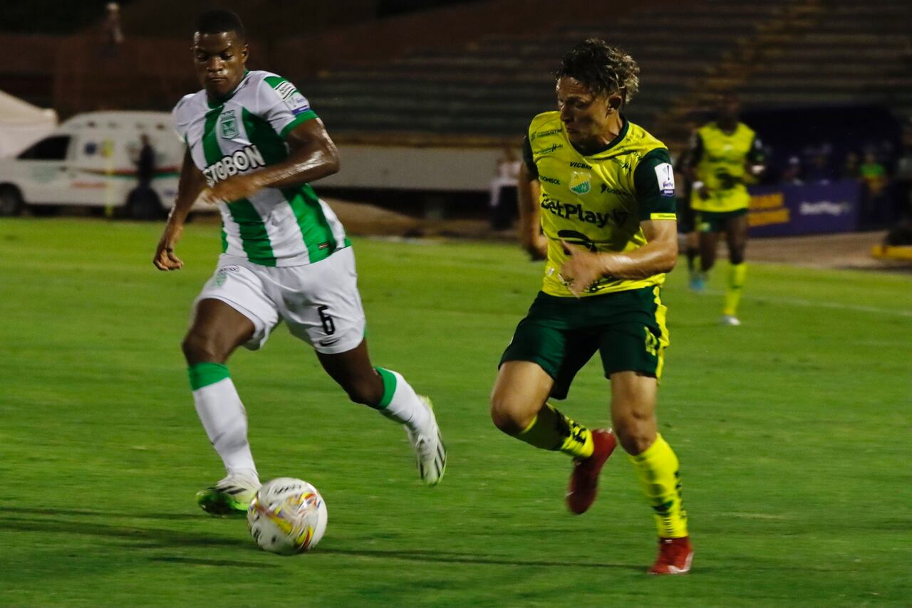 Wilfrido de la Rosa conduciendo en el partido entre Nacional y Huila.