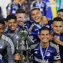 Jugadores y staff de Millonarios celebran la consecución del título de la Superliga 2024 contra el Junior de Barranquilla.