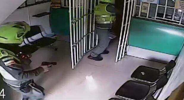 La Policía acudió al establecimiento y capturó al ladrón.