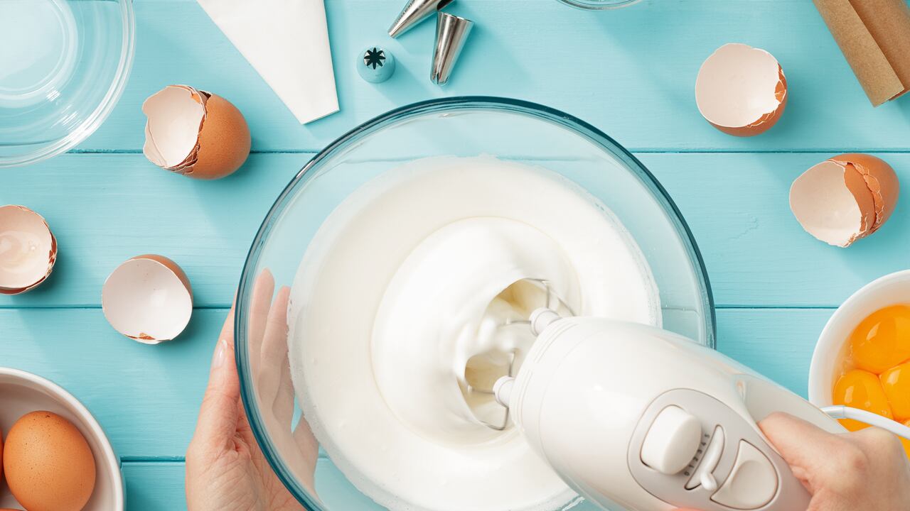 La cáscara de huevo tiene muchas utilidades y no debe ir necesariamente a la basura luego de consumir un delicioso desayuno a base de este alimento.