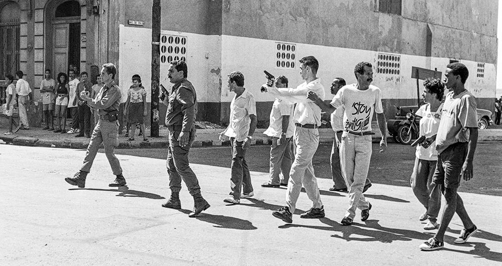 Todos los empleados de Cuba trabajan para el régimen y deben participar en los desfiles. 