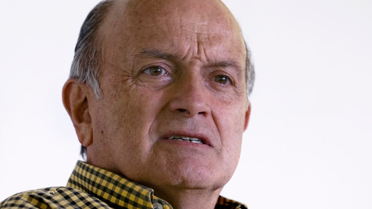 El novelista, político y ahora líder de opinión siembre ha tenido a Tuluá como 'base' de operaciones.