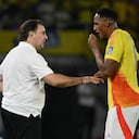 Néstor Lorenzo dando instrucciones a Yerry Mina