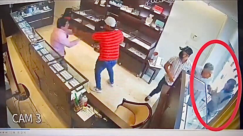 Dos delincuentes dentro del sitio y un presunto cómplice intentaba entrar.