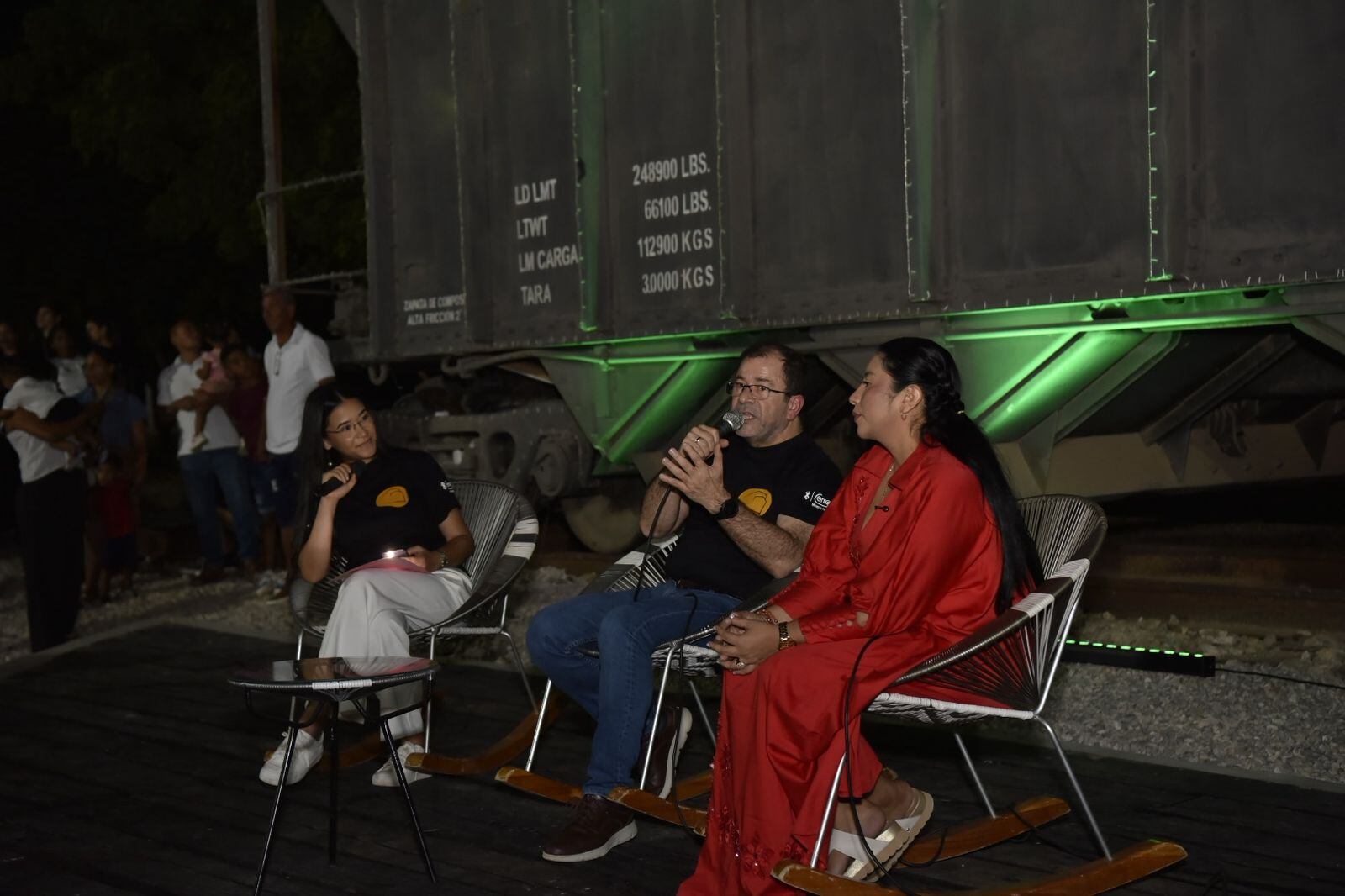 En la segunda fase se construyeron plazoletas, una media torta y graderías para eventos culturales, senderos peatonales, jardines y zonas verdes.