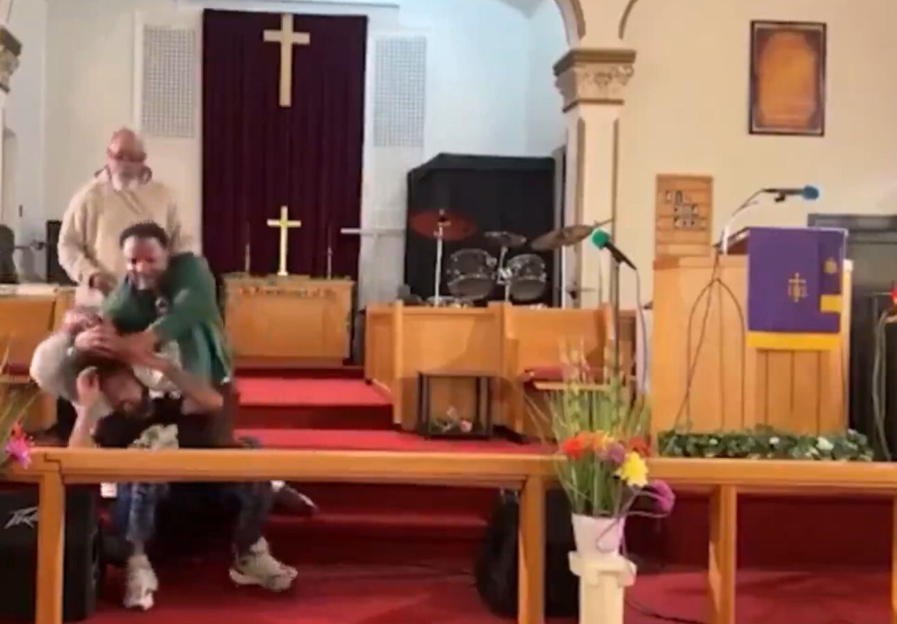 El hombre fue detenido por feligreses