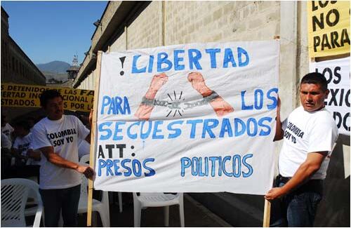 Para estos disidentes, es contradictorio que un grupo que contempla como proyecto político el respeto, la libertad, la dignidad y la vida de los seres humanos, conduzca por la fuerza y en contra de su voluntad a cientos de personas para privarlas de la libertad en la selva. 