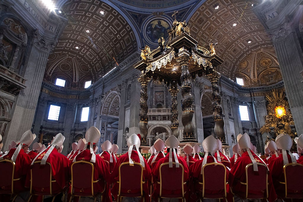 Cardenales asisten a misa en el quinto día de los "Novendiali", nueve días de luto por el difunto Papa Francisco, en la basílica de San Pedro en el Vaticano