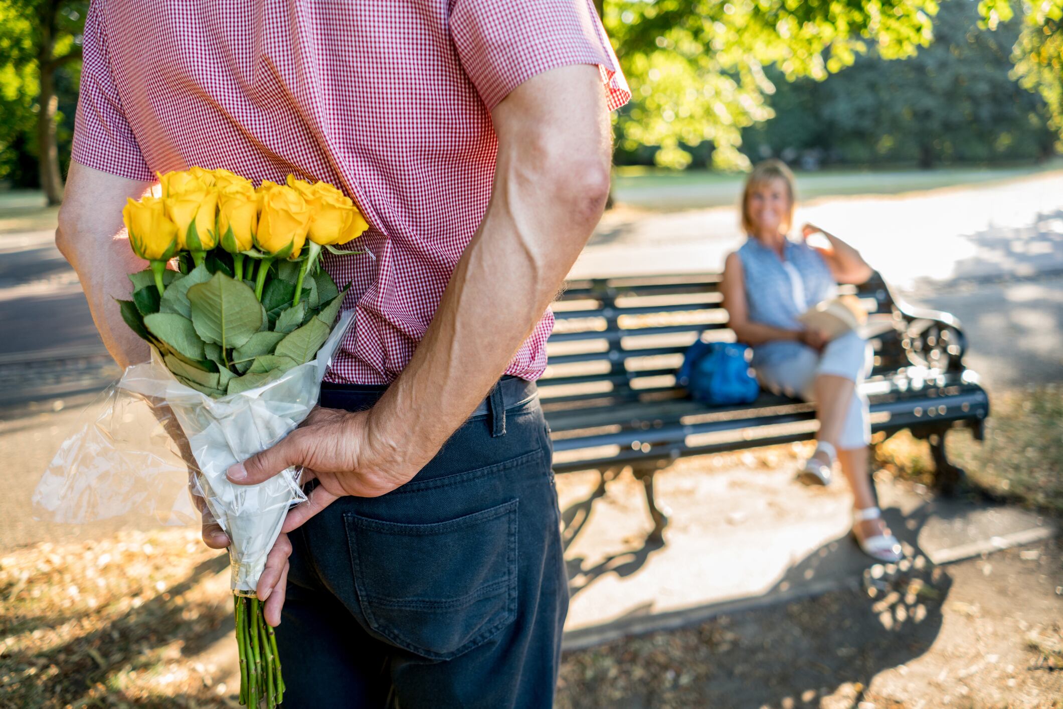 En una fecha marcada por el equilibrio astronómico, el intercambio de flores amarillas parece simbolizar algo más que simplemente la llegada de la primavera.