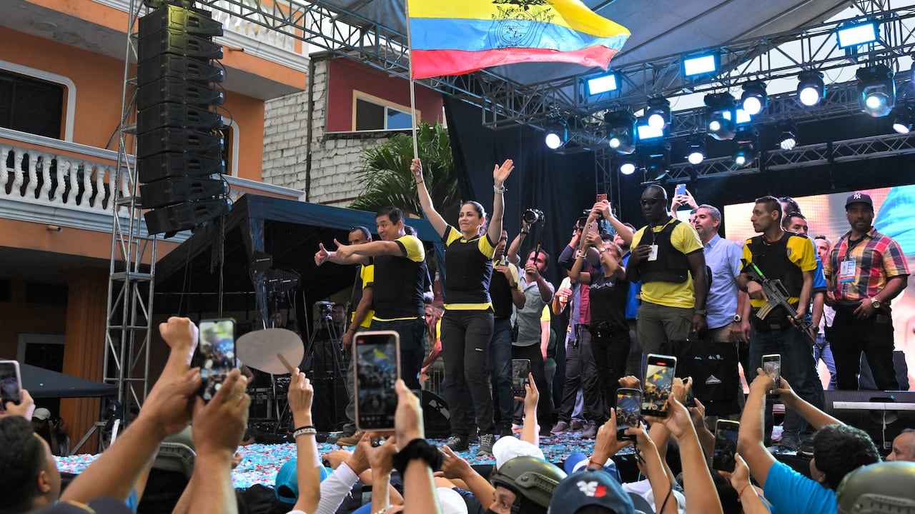 La candidata presidencial de Ecuador por el partido Revolución Ciudadana, Luisa González, ondea una bandera nacional durante su mitin de cierre de campaña en Guayaquil, Ecuador, el 12 de octubre de 2023. La favorita izquierdista Luisa González y su retador Daniel Noboa se enfrentarán en la segunda vuelta de las elecciones del 15 de octubre (Foto por Rodrigo BUENDÍA / AFP)