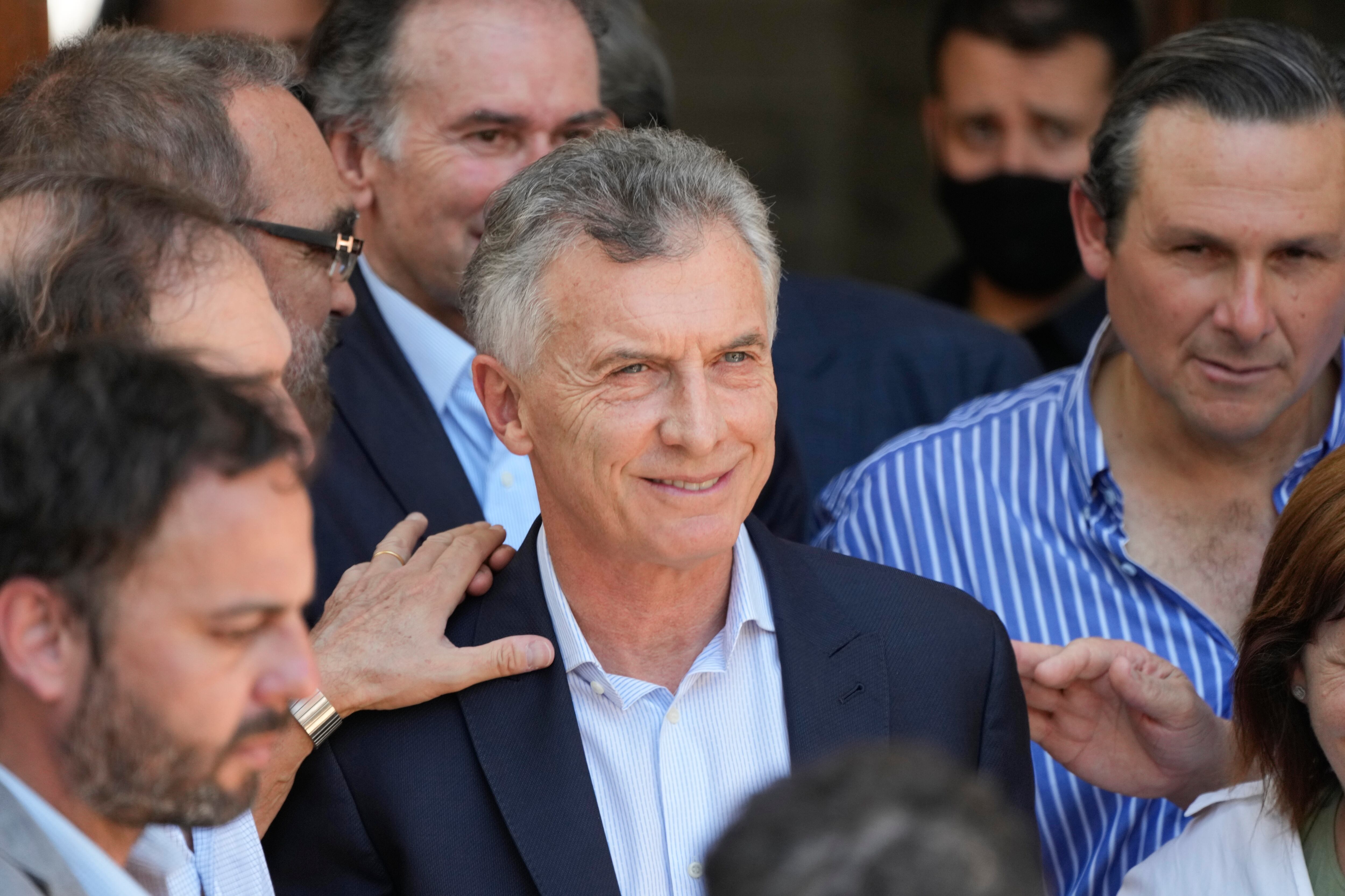 El expresidente argentino Mauricio Macri abandona el tribunal donde fue citado para rendir declaración en Dolores, Argentina, el jueves 28 de octubre de 2021. Macri fue acusado formalmente el miércoles 1 de diciembre de 2021 por el espionaje ilegal a los familiares de las víctimas del hundimiento de un submarino en 2017. (AP Foto/Natacha Pisarenko)