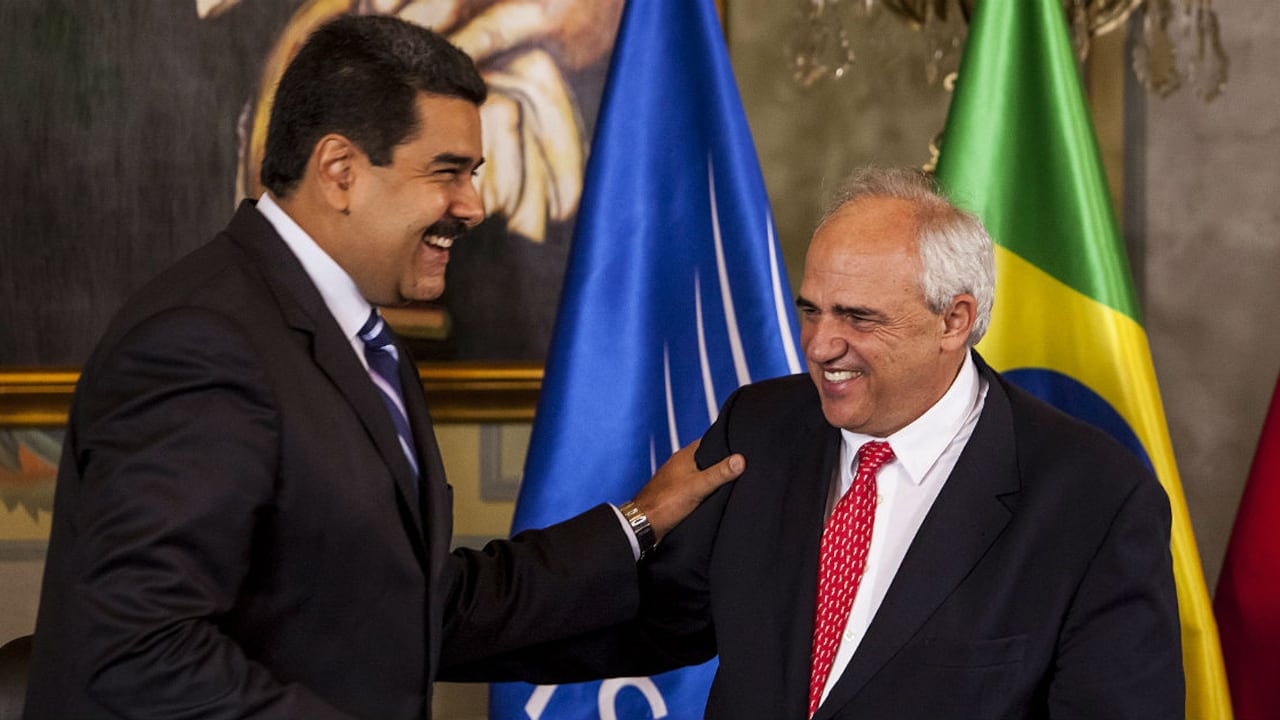 El presidente venezolano, Nicolás Maduro, saluda al exmandatario colombiano Ernesto Samper, quien asumió formalmente la Secretaría General de la Unión de Naciones Suramericanas ( Unasur).